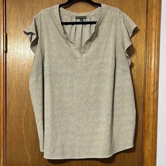 Adrianna Papell Tops - Adrianna Papell V Neck Flutter Sleeve Blouse Size 3X